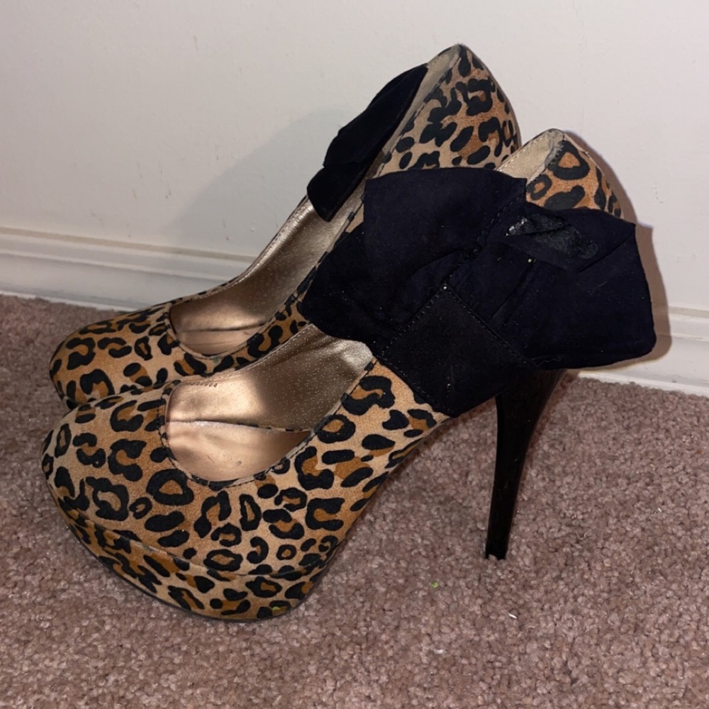 Super cute and sexy, leopard print heels!